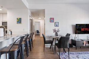 Bright Uptown Bliss - Free Parking, Walkable, Views