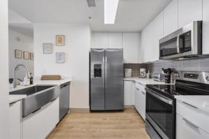 Cozy City Charm - Spacious, Parking, Balcony, Gym