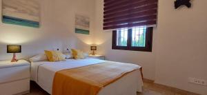 Apartamento de tres dormitorios muy espacioso con jardines y piscinas