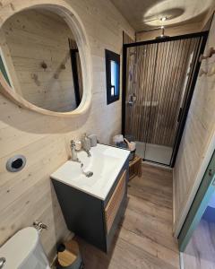 B&B / Chambres d'hotes La Cabane Aixoise Piscine & Jacuzzi : photos des chambres