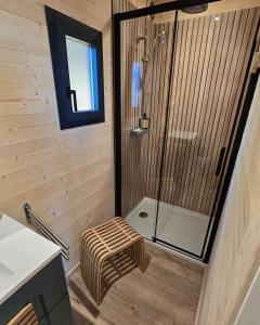 B&B / Chambres d'hotes La Cabane Aixoise Piscine & Jacuzzi : photos des chambres