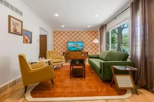 Spacious 4BD - Games & Backyard - Central Location - Merriam