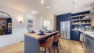 Casa Hotel Elegant 2BR Suite in Leslieville