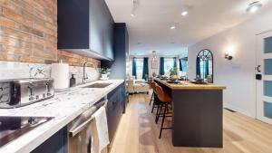 Casa Hotel Elegant 2BR Suite in Leslieville