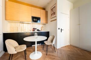 Appartements COZETT-HOME - STUDIO Chics & Modernes - 2 pas du Cirque Jules Verne - : photos des chambres
