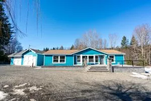 3BR Pet Friendly Home with Hot Tub and 12 mins to Cle Elum River - Snoquera