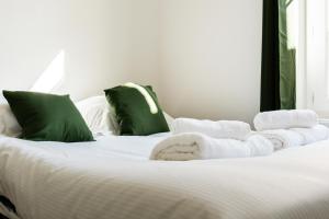 Appartements COZETT-HOME - STUDIO Chics & Modernes - 2 pas du Cirque Jules Verne - : photos des chambres