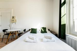 Appartements COZETT-HOME - STUDIO Chics & Modernes - 2 pas du Cirque Jules Verne - : photos des chambres