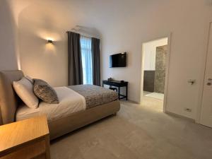 Historic Central Balcony Rooms & Apartment on Via Maqueda