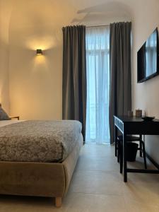 Historic Central Balcony Rooms & Apartment on Via Maqueda