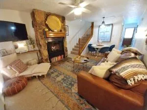 Valley Condo 108 - Skye Retreat - Creekside - Pet Friendly - WiFi - Hot Tub - Fireplace - Washer - Dryer - Playground - Questa