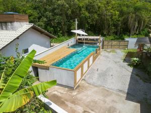 Casa Rústica com Piscina Privativa, Banheira de Hidromassagem, Ar-Condicionado, Pet friendly - Refúgio na Natureza a 5 Minutos do Centro de Imbituba, Perfeita para Famílias e Grupos