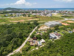 Casa Rústica com Piscina Privativa, Banheira de Hidromassagem, Ar-Condicionado, Pet friendly - Refúgio na Natureza a 5 Minutos do Centro de Imbituba, Perfeita para Famílias e Grupos