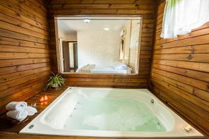 Casa Rústica com Piscina Privativa, Banheira de Hidromassagem, Ar-Condicionado, Pet friendly - Refúgio na Natureza a 5 Minutos do Centro de Imbituba, Perfeita para Famílias e Grupos