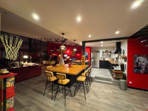 Loft Spa Reims-fr 250m2 privatifs, piscine intérieure chauffée, spa et parking