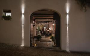 Uve Rooms & Wine Bar