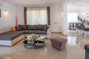 Villa Sandra, a beautiful villa with sea view and a pool