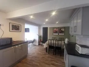 EMA, Castle Donnington Circuit contractors group 4 bedrooms 7 bed house-private parking - Shardlow