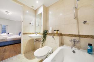 Luxury 3-Bed Apartment with Private Garden En-Suites & Underground Parking Prime NW6 London Location