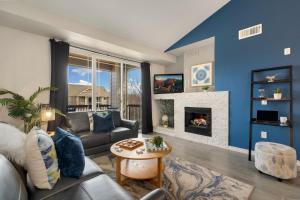 Timberline Retreat - King Bed, Fireplace & Pool!