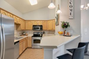 Timberline Retreat - King Bed, Fireplace & Pool!