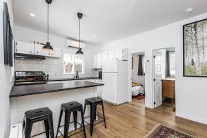 Cozy Lakeside Cottage