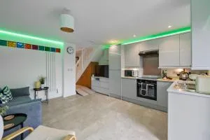 Spacious townhouse with accessibility adapted garden apartment, off road parking, near Home Park, jaccuzi bath, office space, sleeps 15 - 耶尔弗顿