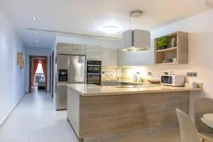 Modern 2 Double Bedroom Apartment Yard & Fully AC - 马尔萨斯卡拉