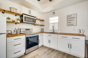 1 Mi to Gulf Coast! Couples Retreat in Long Beach