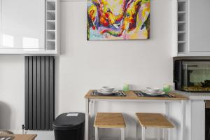 Townhouse with modern mobility accessible apartment including widened doors and ramps, pets welcome, 5 bedrooms, secure off road parking, near Home Park, golf, pitch and putt, tennis courts, Argyle, eateries, microbrewery, pubs, boutique shops and sa