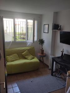 Room in Saint Germain Close to RER A La Defense