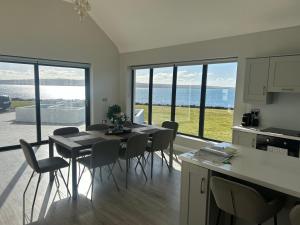 Spectacular ocean views & minutes to Cliffs- Clahane Shore Lodge