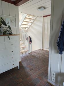 Large house 5 bedr 2 full baths Near trainst