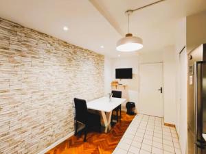 Appartements Mini-studio avec kitchenette OU chambre confort avec frigo et TV - Parking en option sur resa ! : Studio Lit Queen-Size 