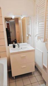 Mini-studio avec kitchenette OU chambre confort avec frigo et TV - Parking en option sur résa !