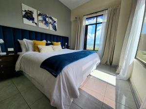 Complete, Centrally-located apartment with panoramic view