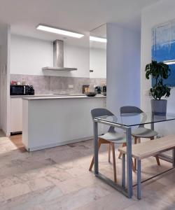 Romántica vista al paseo marítimo de Cádiz