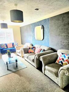 Ashford Luxury Town Retreat-Free Parking -Super Fast Wifi, Spacious, Back Garden & Garden Chairs