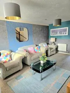 Ashford Luxury Town Retreat-Free Parking -Super Fast Wifi, Spacious, Back Garden & Garden Chairs - 阿什福德