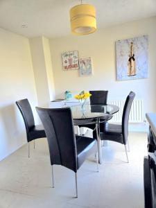 Ashford Luxury Town Retreat-Free Parking -Super Fast Wifi, Spacious, Back Garden & Garden Chairs