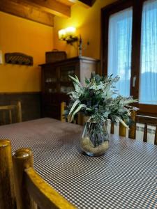 Charming House in Ogassa, Perfect for 10 Guests