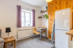 Charming Historic Stay - Cosy Flat with parking