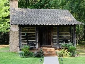 Rustic romantic log cabin near crater of diamonds - Delight