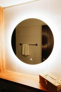 Equipetrol-Chic 2BR Apt King Beds, Fast WiFi, Pool, Top Location & Café Scene