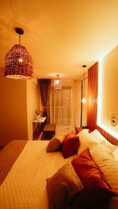 Equipetrol-Chic 2BR Apt King Beds, Fast WiFi, Pool, Top Location & Café Scene