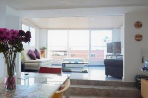 Apto 301 - Remodelado, iluminado y buena vista - Casa Orquídeas