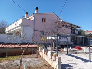 Rooms with a parking space Vrh, Krk - 24028