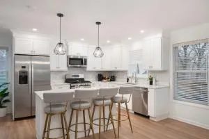 Upscale 4BR Retreat at the Reservoir! - Trumbull