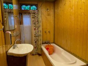 Highland Queen Houseboat