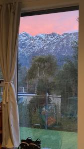 Casa moderna en el bosque y montaña